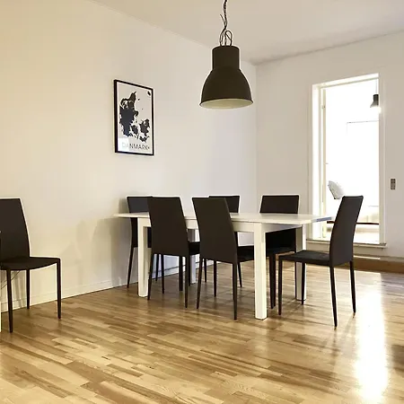 Two-bedroom In Center Appartement